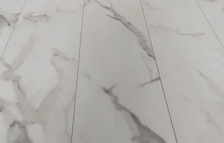 Кварцевый ламинат MSPC Stone Floor 2820-4 MР Бело-серый Мрамор на Otdelka1.ru