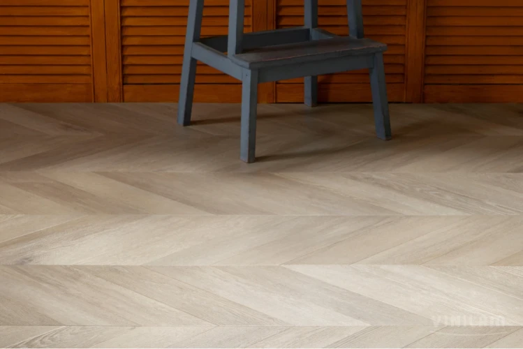 Кварц-виниловая плитка Винилам / Vinilam Chevron Glue RI4445118CL4 Шеврон Сезар на Otdelka1.ru