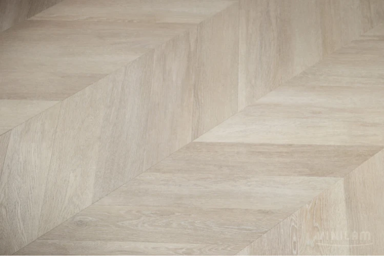 Кварц-виниловая плитка Винилам / Vinilam Chevron Glue RI4445118CL4 Шеврон Сезар на Otdelka1.ru