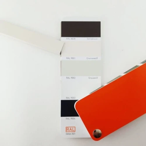 Микроплинтус с пружинами Кремово-белый RAL 9001 на Otdelka1.ru